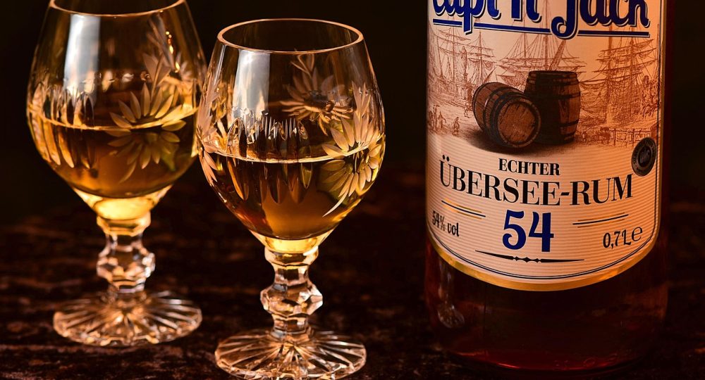 标签筛选界面特写，悬疑、恋爱、完结等多个彩色标签胶囊排列，被选中的标签高亮为薄荷绿